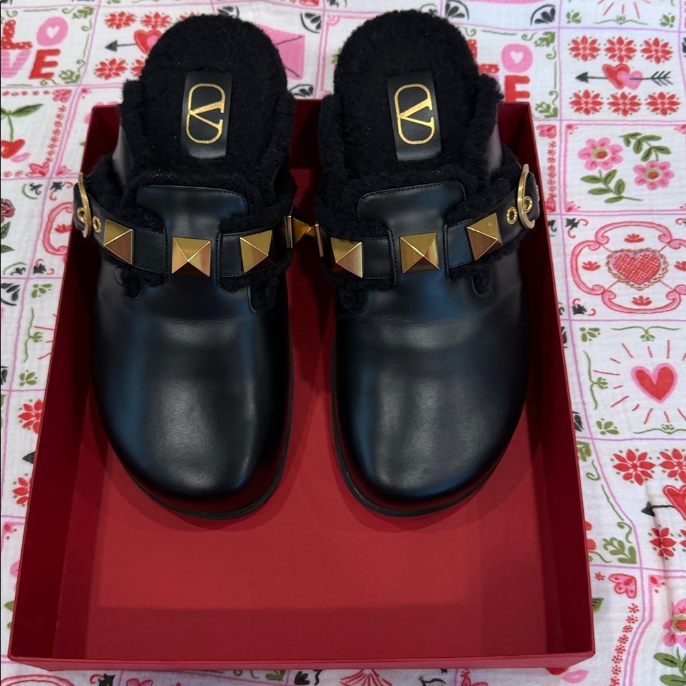 valentino garavani roman stud shearling clogs – size 39